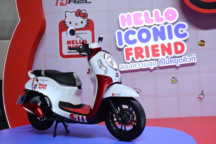 Honda Scoopy Hello Kitty thu hút ánh nhìn với thiết kế màu trắng đỏ và hình ảnh cô mèo Hello Kitty phủ khắp xe.