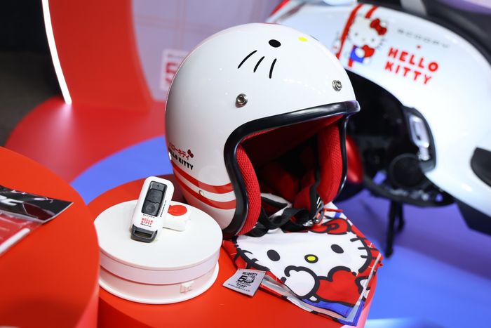 Chiếc xe còn được trang bị phụ kiện đặc trưng của Hello Kitty như chìa khóa remote thông minh trong vỏ bọc dễ thương, mũ bảo hiểm và khăn quàng cổ họa tiết Hello Kitty. Thảm lót sàn màu đỏ nổi bật thêm phần thu hút.