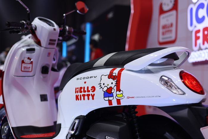 Hiện tại, Honda Scoopy chưa được phân phối chính thức tại Việt Nam và thường được nhập khẩu từ Indonesia hoặc Thái Lan qua con đường tư nhân. Giá của phiên bản Thái Lan thường đắt gấp đôi so với bản Indonesia. Một đơn vị nhập khẩu tư nhân đang chào bán Scoopy thường với mức giá 69 triệu đồng, vì vậy nếu về Việt Nam, phiên bản Hello Kitty Limited Edition khó có thể giữ mức giá 40 triệu đồng.