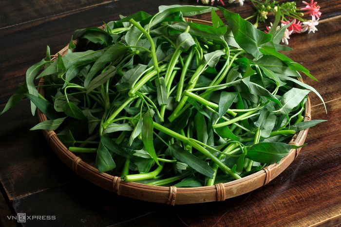 Tại sao cần cho muối vào khi luộc rau?