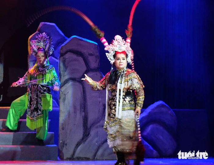 Mẹ con nghệ sĩ Tú Sương tham gia trong vở cải lương Phàn Lê Huê - Hình ảnh số 3.