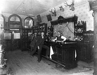 Bartender và hai khách quen tại Toll Gate Saloon, Black Hawk, Colorado, khoảng năm 1897