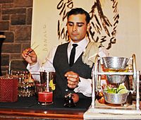 Một bartender đang pha chế một ly cocktail truyền thống