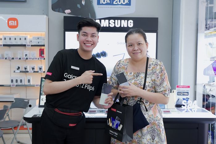 Người dùng rất hào hứng khi nhận bộ đôi màn hình gập mới từ Samsung