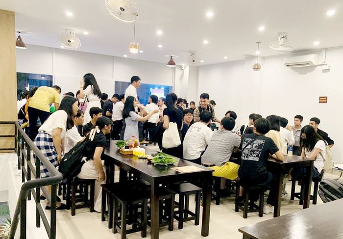 Khách Hàn Quốc đông đảo đến với quán Phở Sung (tại khu Sky Garden 3, Phú Mỹ Hưng, quận 7, TP.HCM) để thưởng thức món phở - Ảnh: THẢO THƯƠNG