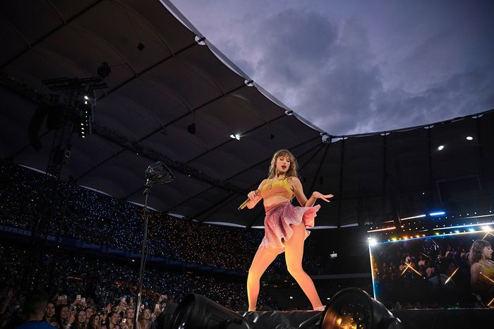 Fan tụ tập đông đảo trên đỉnh đồi để thưởng thức buổi biểu diễn của Taylor Swift