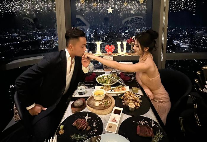 Chàng trai quyến rũ Hồ Tuấn Tài đã thực hiện màn cầu hôn với bạn gái
