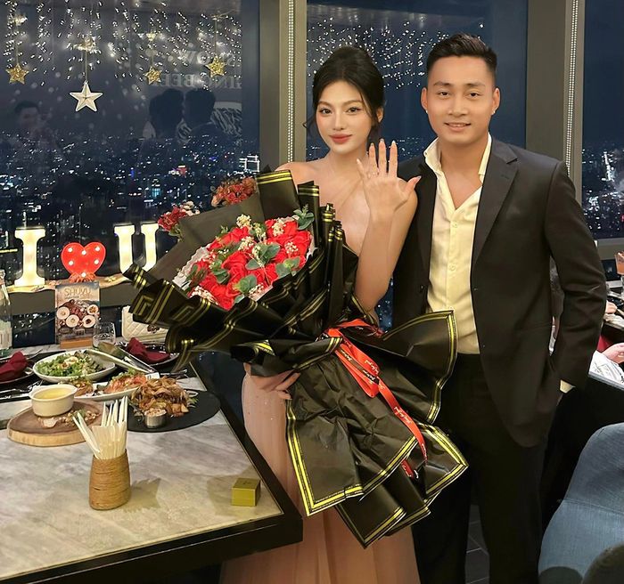 Chàng trai đẹp Hồ Tuấn Tài đã thực hiện màn cầu hôn với bạn gái