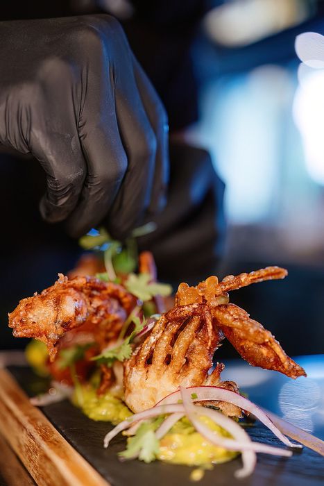 Cua lột chiên giòn kết hợp với salad hành tây tím và rau mùi ngâm chua nhẹ - Ảnh: Hướng dẫn Michelin