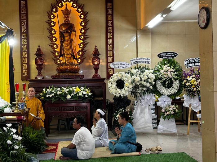 Tô Thiên Kiều đảm trách việc tổ chức tang lễ cho diễn viên Lê Hùng. Ảnh: Hữu Quốc.