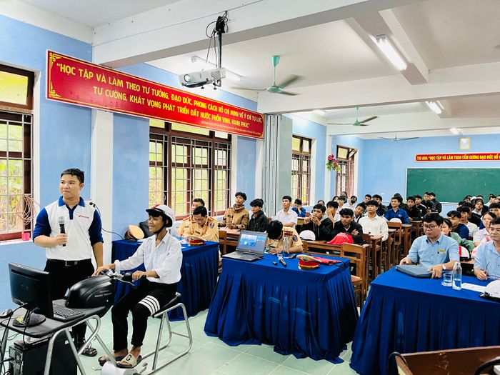 HEAD Lộc Thịnh chỉ dẫn học viên thực hành trên máy RT.JPEG