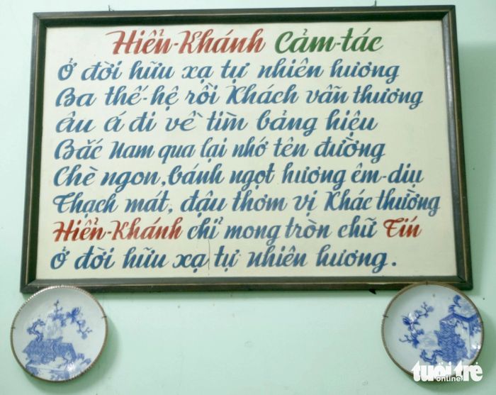 Bài thơ Hiển Khánh cảm - tác của ông Quý Quyền vẫn được treo trên tường quán chè - Ảnh: HỒ LAM