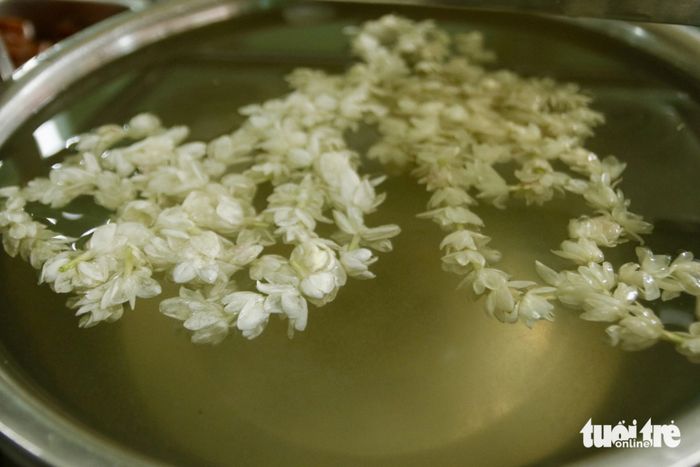 Nước đường hoa nhài đặc trưng tạo nên sự thanh nhẹ và hương thơm cho ly chè - Ảnh: HỒ LAM