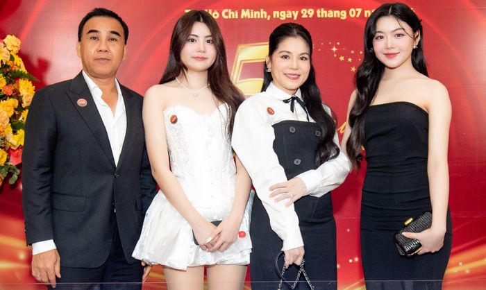 Gia đình MC Quyền Linh gồm vợ Dạ Thảo và hai con gái.