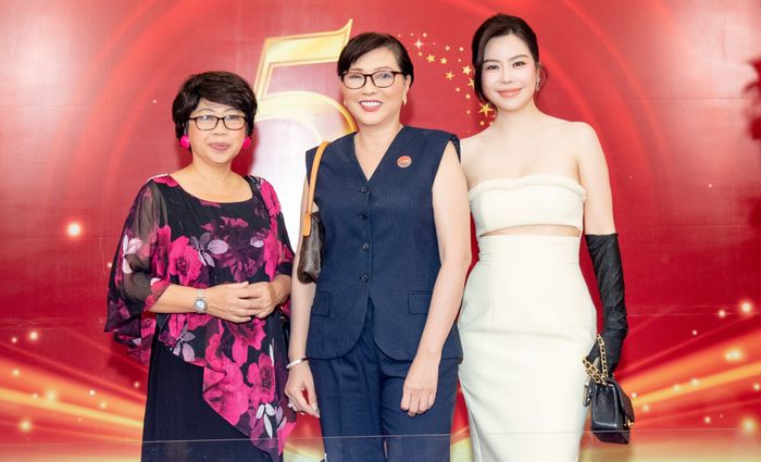 Những nghệ sĩ kỳ cựu đến chung vui, từ trái qua gồm Phi Phụng, Phương Dung, và Vũ Ngọc Ánh.