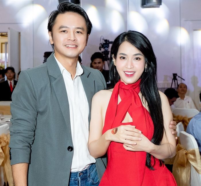 Cặp đôi nổi bật trong Vbiz, Văn Anh và Tú Vi, đã tham gia sự kiện với sự xuất hiện đáng yêu.
