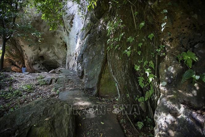 Lối vào khu vực Mái đá - Ảnh: TTXVN