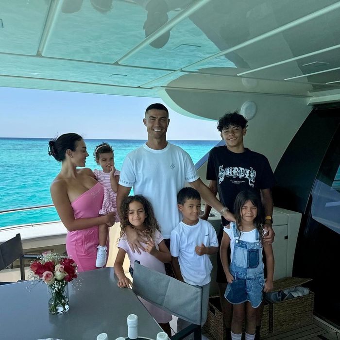 Ronaldo và Rodriguez sống một cuộc sống hạnh phúc cùng 5 con. Ảnh: IG.