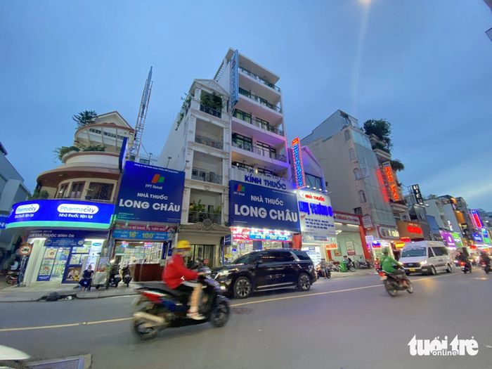 Chuỗi nhà thuốc Long Châu mở rộng hoạt động, FPT Shop đóng cửa 100 địa điểm - Ảnh 1.