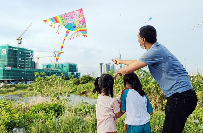 Có con sẽ mang lại niềm vui, nhưng cuộc sống đô thị đắt đỏ và nhiều chi phí khiến không ít bạn trẻ dù đã kết hôn vẫn chưa dám sinh con - Ảnh: C.TRIỆU
