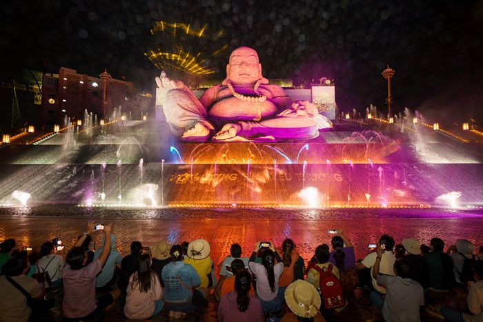 Thưởng thức show nhạc nước tại khu vực tôn tượng Bồ Tát Di Lặc - Ảnh: Sun World Ba Den Mountain