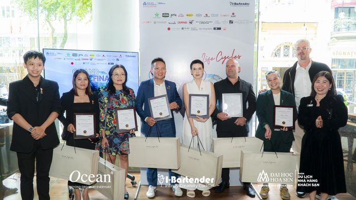 Bà Veeranuch Trangtrakul - Giám đốc Marketing của Ocean Glass (người thứ 5 từ bên trái sang phải) đã tham gia sự kiện chung kết cuộc thi I-Bartender 2024