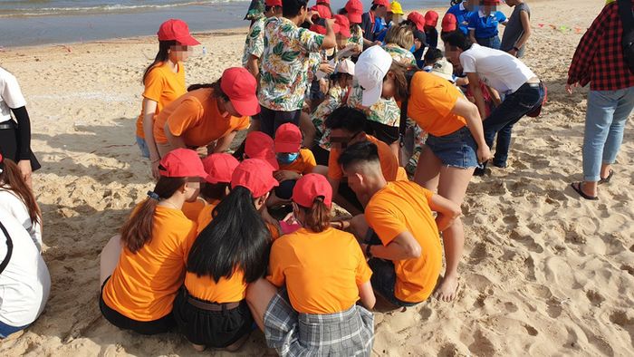 Khi đi du lịch, nhóm bạn trẻ thường góp tiền chung và phân chia chi phí sau chuyến đi - Ảnh minh họa: MÂY TRẮNG