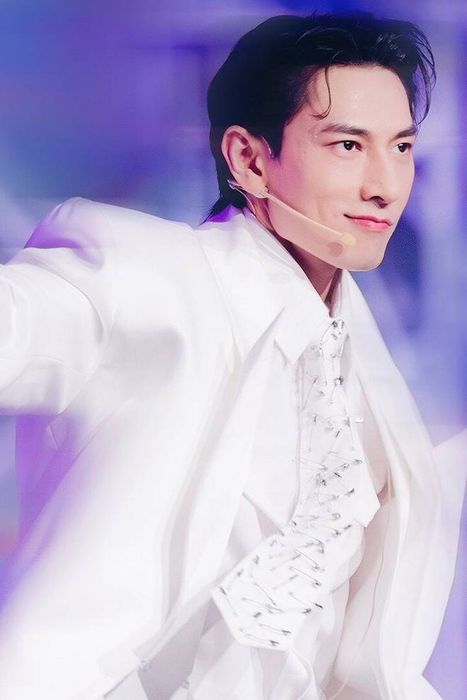 Tiền Phong: S.T Sơn Thạch (bìa trái) và Jun Phạm (bìa phải) nhận được sự khen ngợi vì khả năng thoát khỏi sự an toàn, còn Isaac bị chỉ trích vì sự an toàn quá mức.