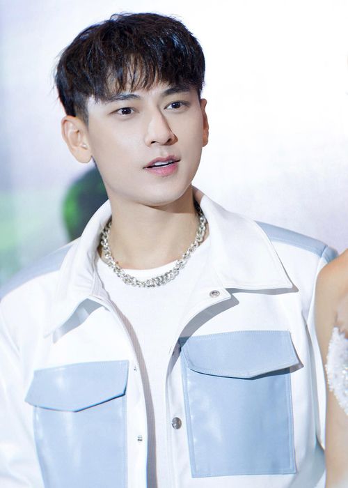 Isaac hoàn thành vai trò trong 'Anh trai say hi' nhưng chưa có màn trình diễn nổi bật như các đàn em.
