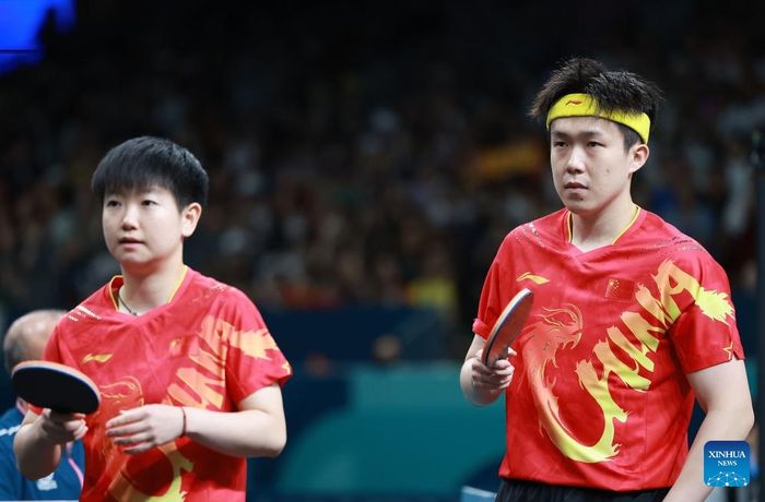 Wang Chuqin (phải) và đồng đội vừa giành HCV đầu tiên cho bóng bàn Trung Quốc tại Olympic Paris 2024