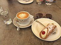 Bữa sáng tại Florence thường bao gồm cappuccino kèm theo món bánh Cannoli.