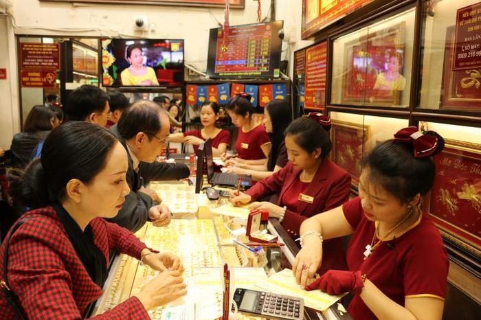Khách hàng có thể nhận được sự tư vấn về giá vàng vào thời điểm mua. Hình ảnh: BNEWS/TTXVN