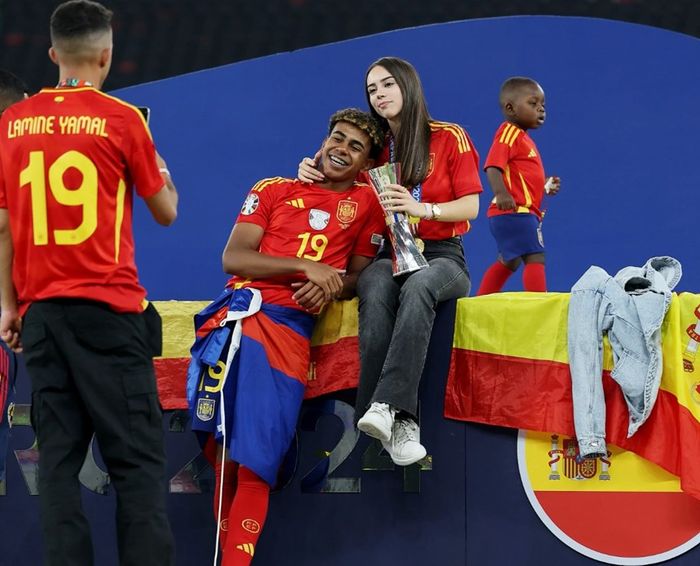 Lamine Yamal đã bắt đầu theo dõi một cô gái mới và xuất hiện cùng người lạ chỉ một ngày sau khi tin đồn bị 'cắm sừng' - xem ảnh 1