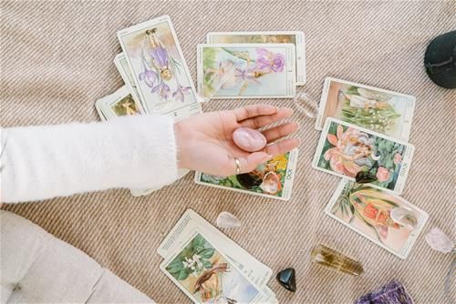Dự đoán Tarot tháng 8/2024
