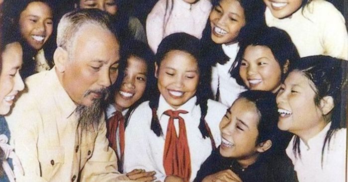 buc-anh-bac-ho-voi-thieu-nhi