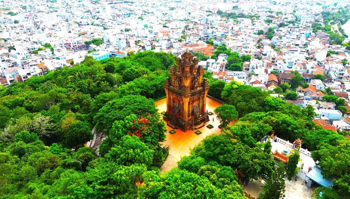 Tháp Nhạn trên núi Nhạn, hình mẫu cảm hứng cho ca khúc 'Anh còn nợ em' - Ảnh: NGUYỄN HOÀNG