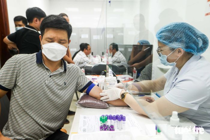 Một bệnh nhân đang lấy máu để xét nghiệm trong buổi khám tối ngày 1-8 - Ảnh: NGUYỄN KHÁNH