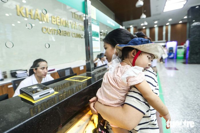 Bé Đỗ Trần Diệu Nhi (1 tuổi) được mẹ đưa đến Khoa khám bệnh ngoài giờ hành chính để kiểm tra sức khỏe - Ảnh: NGUYỄN KHÁNH