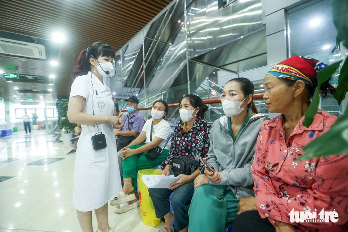 Thạc sĩ điều dưỡng Nguyễn Phương Tâm đang tư vấn cho các bệnh nhân đợi khám - Ảnh: NGUYỄN KHÁNH