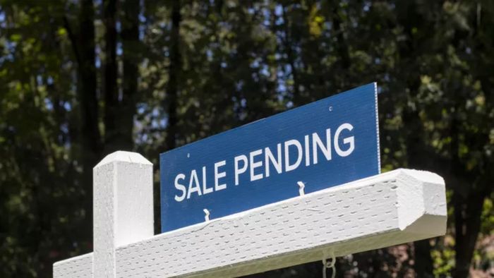 'Pending' có nghĩa là gì khi dùng làm tính từ?