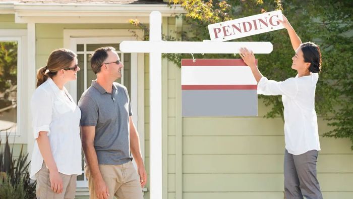 Cách sử dụng từ 'pending' trong câu như thế nào?