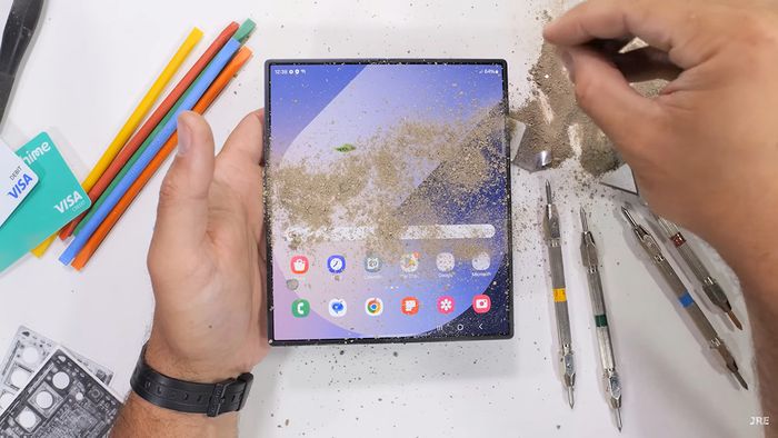 Galaxy Z Fold6 của năm nay đã được Samsung nâng cấp khả năng chống bụi