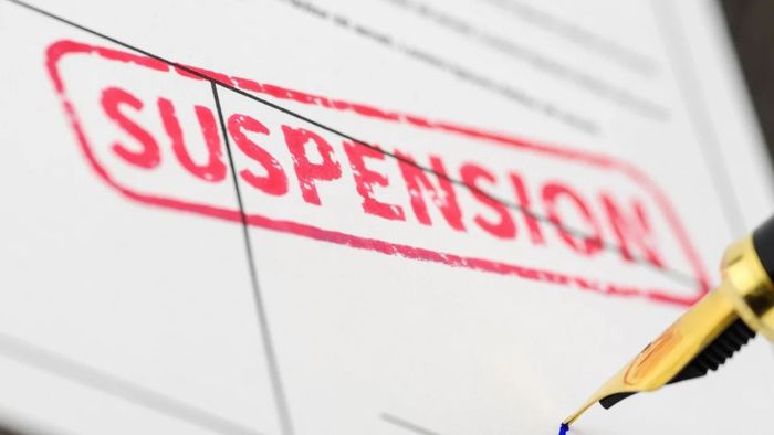 Sự khác biệt giữa 'pending' và 'waiting' là gì?