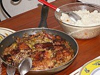 Yassa là một món ăn phổ biến ở khắp Tây Phi được làm từ thịt gà hoặc cá. Trong hình là yassa gà.