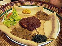 Ethiopia và Ẩm thực Eritrea: Injera (bánh mì giống như bánh kếp) và một số loại wat (món hầm)