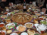 Một buổi tiệc của người Tajik. Những buổi tiệc lớn thường kết hợp với các yếu tố văn hóa của Trung Á.