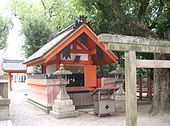 Một kaku-torii (角鳥居, giác điểu cư?, torii vuông) đặc biệt tại Thần xã Sumiyoshi: phần nuki không nhô ra và tất cả các bộ phận đều có hình dạng khối vuông