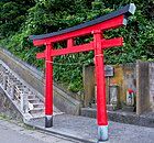 Mặt ngũ giác đặc trưng của một kasagi trên torii. Chú ý đến phần nemaki màu đen.