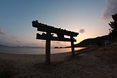 Cổng torii trên bãi biển đảo Naoshima