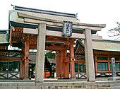 Sumiyoshi torii với các cột trụ có mặt cắt ngang hình vuông.